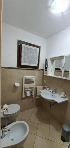 基亚拉瓦莱Sweet Home的一间带两个盥洗盆和窗户的浴室
