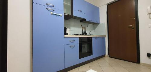 基亚拉瓦莱Sweet Home的一间设有蓝色橱柜和门的小厨房