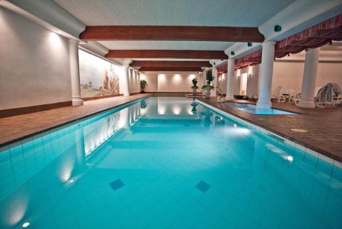 莱文沃思恩慈安旅馆的在酒店房间的一个大型游泳池
