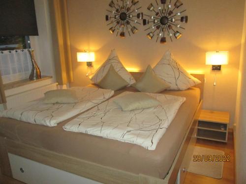 赖兴巴伊姆福格特兰Zentrale-ruhige Ferienwohnung的一间卧室配有带白色床单和枕头的床。