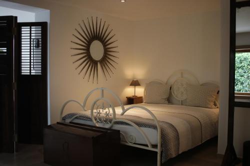 圣利芬斯－豪特姆The Suite Escape Suite Wood的卧室配有一张壁挂镜子的床