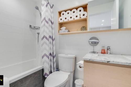 维多利亚Songhees Breeze的浴室配有卫生间、盥洗盆和淋浴。