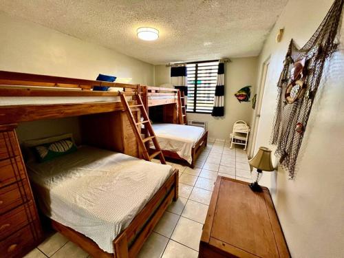 里奥格兰德Entire Beach Apartment with view to El Yunque National Rain Forest的一间卧室配有两张双层床。