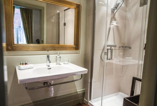 诺里奇38圣吉尔斯旅馆的一间带水槽和淋浴的浴室