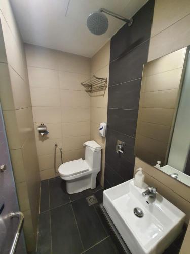 八打灵再也GG Hotel Bandar Sunway的浴室配有白色卫生间和盥洗盆。