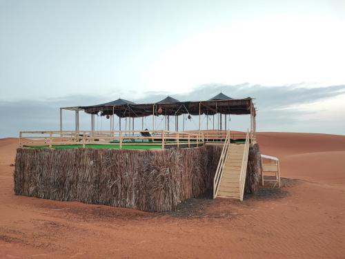 ShāhiqOman desert private camp的沙漠中的一个平台