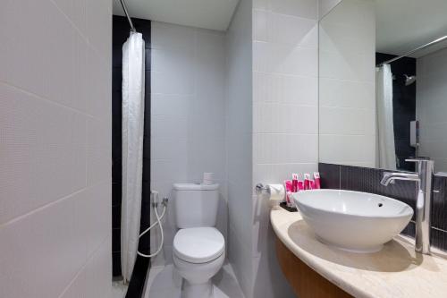 梭罗favehotel Manahan - Solo的浴室配有白色卫生间和盥洗盆。
