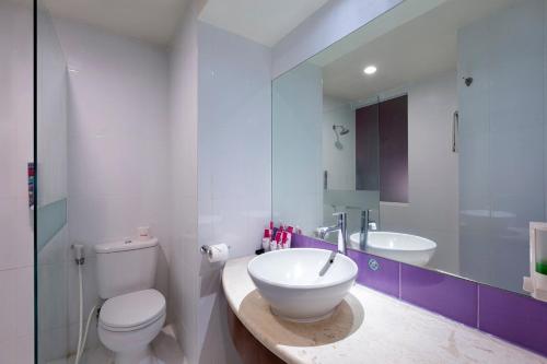 梭罗梭罗巴鲁最爱酒店的一间带水槽、卫生间和镜子的浴室