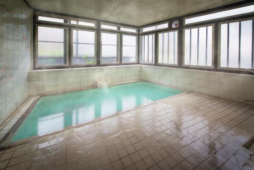 藏王温泉吉田屋旅馆的窗户的房间内的游泳池