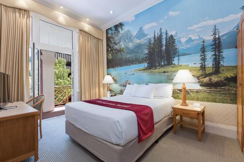 珀斯European Hotel的酒店客房设有一张床和一个大窗户
