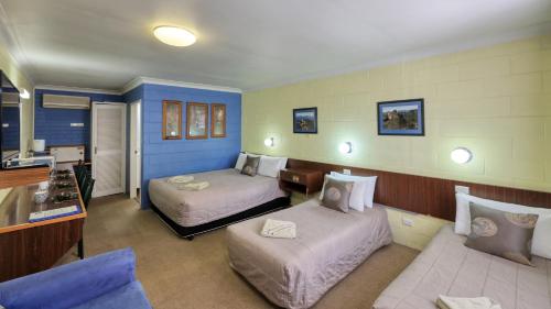 库纳巴拉布兰马修福林达斯汽车旅馆的酒店客房配有两张床和一张书桌