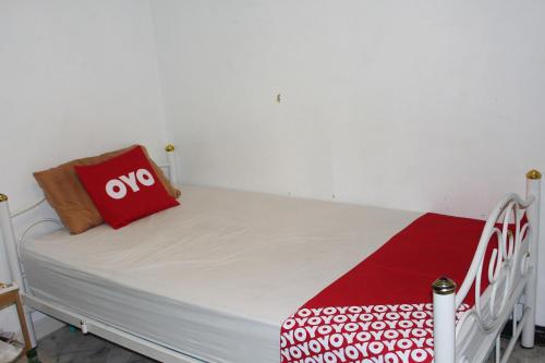 OYO 985 The Twins Hostel客房内的一张或多张床位