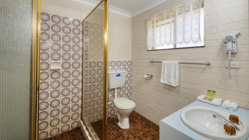 库纳巴拉布兰马修福林达斯汽车旅馆的浴室配有卫生间、盥洗盆和淋浴。