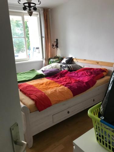 汉诺威Private Apartment & Hannover City Altstadt的卧室内的一张床铺,带窗户