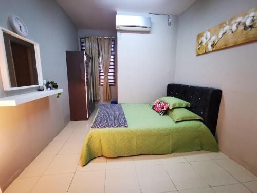 关丹BR Guesthouse Kuantan的一间小卧室,卧室内配有一张床铺
