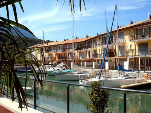 Port-ValaisSuperbe appartement dans la marina du Bouveret的一群船停靠在码头