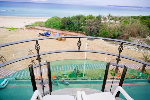 垦丁大街艾比莎渡假旅店的享有海滩和海洋景致的阳台