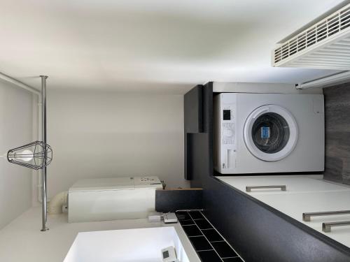 伊斯特布恩Impeccable 2-Bed Apartment in Eastbourne的一间厨房,在房间内配有洗衣机和烘干机