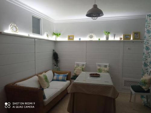 塞特尼尔CASA ENROCADA的客厅配有沙发和桌子