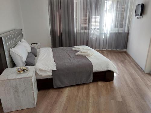 法马古斯塔Secret garden no:01的一间卧室设有一张大床,铺有木地板