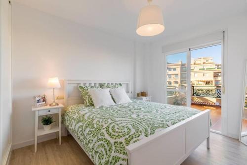 多列毛利诺斯Apartamento Calma Beach Home的白色的卧室设有床和大窗户