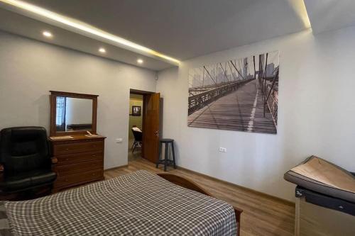 OganavanCheerful 3-bedroom villa with pool的卧室配有一张床,墙上挂着一幅画