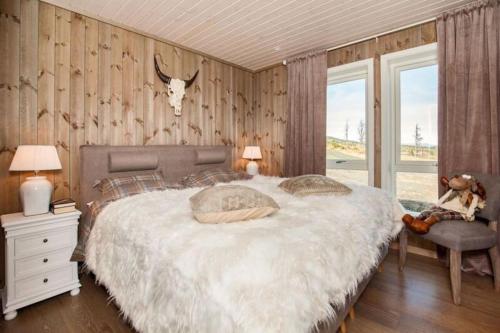 高尔Ny, flott fritidsleilighet i Bualie på Golsfjellet的卧室配有一张床,墙上设有天蓬头