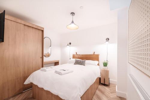 切斯特Royal House Luxury Apartments - Chester的一间卧室配有一张带白色床单的大床