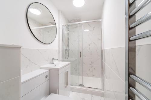 切斯特Royal House Luxury Apartments - Chester的带淋浴、盥洗盆和镜子的浴室