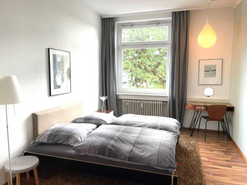 博登湖畔克雷斯波洛Bodenseeloft HE66的一间卧室设有一张大床和一个窗户。