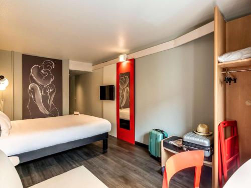 布尔日布尔日中心宜必思酒店的配有一张床和一张书桌的酒店客房