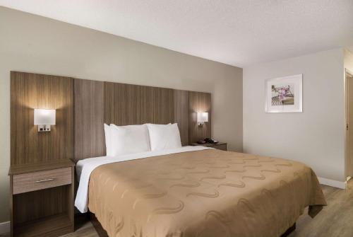 恩波里亚Quality Inn的一间酒店客房,房内配有一张大床