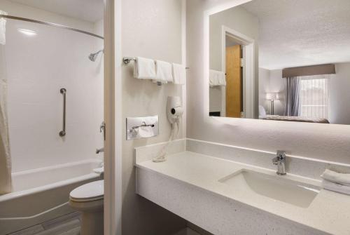 恩波里亚Quality Inn的一间带水槽、卫生间和镜子的浴室