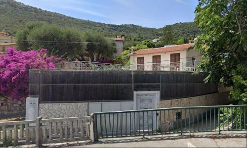 博索莱伊EDEN CAP : A delightful villa lodges 11 adults just one km away from Monte Carlo station的一座带门和栅栏的建筑