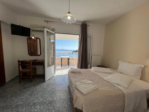 波罗斯海景 - 大洋公寓的一间卧室配有一张床,享有海景