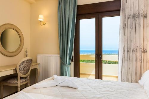 RoúpaiFamily villa, Fantastic views, Private pool, Free laptop 4的一间卧室配有一张床,享有海景