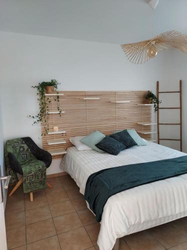 Châlette-sur-LoingMaison calme et chaleureuse的一间卧室配有一张大床和一把椅子