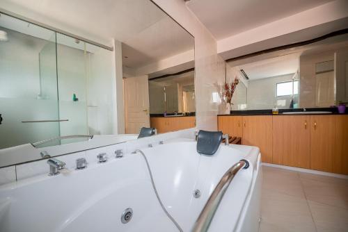 内罗毕spacious & stylish 4bdr kileleshwa的带浴缸和大镜子的大浴室
