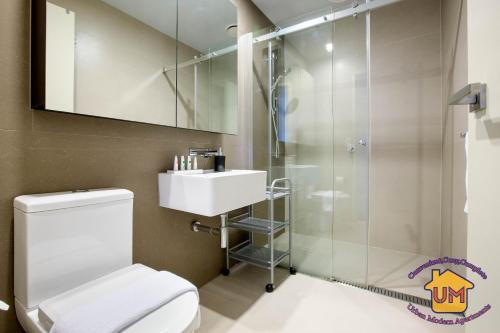 墨尔本Aussie Escape Apartments的带淋浴、卫生间和盥洗盆的浴室