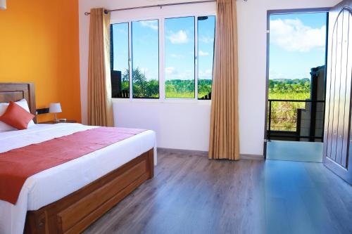 达瓦拉维Ali Weta Safari Resort的一间卧室设有一张床和一个大窗户