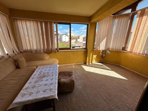 Vratsa拉德2号酒店的带沙发的客厅和部分窗户。