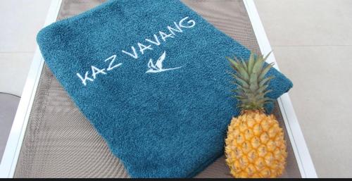 埃唐萨莱莱班海滩Kaz Vavang magnifique villa 4 ETOILES的 ⁇ 萝在蓝毛巾上,上面有卡尔马字