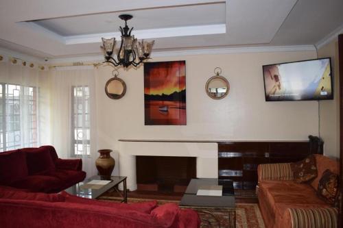 内罗毕Sochati Casa Resort的带沙发和壁炉的客厅