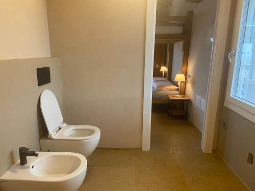 多扎Rio Sabbioso的一间带卫生间、水槽和床的浴室
