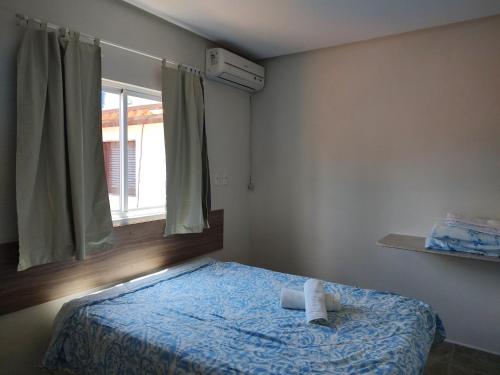 雅帕拉廷加Apart. japaratinga的一间小卧室,配有一张带窗户的床