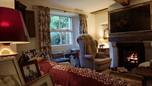 里彭Orchard Cottage的带沙发和壁炉的客厅