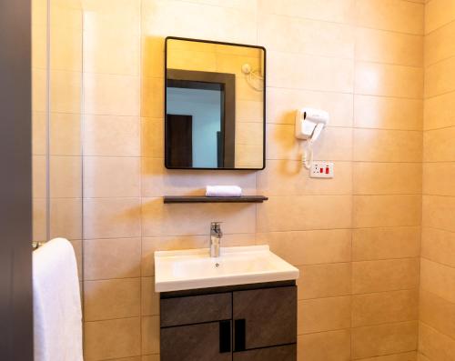 拉各斯Jotani Living的一间带水槽和镜子的浴室