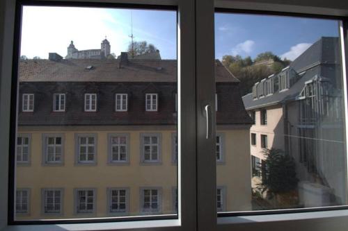 维尔茨堡stilvolle Wohnung direkt in der City的从窗户可欣赏到建筑的景色