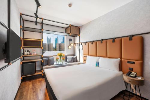 迪拜宜必思世贸中心酒店的一间设有大床和窗户的酒店客房