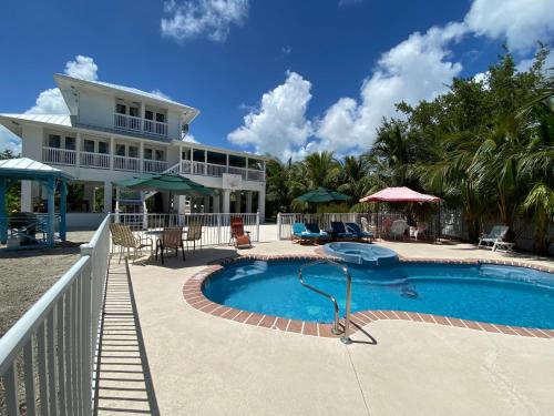 Cudjoe KeyLuxury Oceanview Eco-friendly Villa Near Key West的房屋前的游泳池
